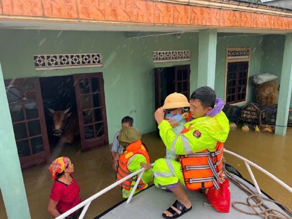 Quảng Bình: Hàng nghìn nhà dân ngập chìm trong biển nước