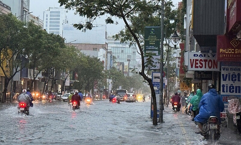 Đà Nẵng: Nhiều khu vực ngập nặng sau mưa lớn, cấm phương tiện lưu thông trên bán đảo Sơn Trà