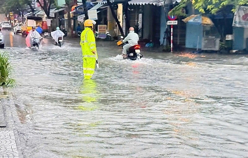 Đà Nẵng: Nhiều khu vực ngập nặng sau mưa lớn, cấm phương tiện lưu thông trên bán đảo Sơn Trà