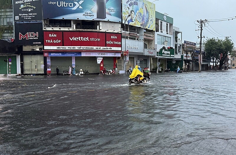 Đà Nẵng: Nhiều khu vực ngập nặng sau mưa lớn, cấm phương tiện lưu thông trên bán đảo Sơn Trà