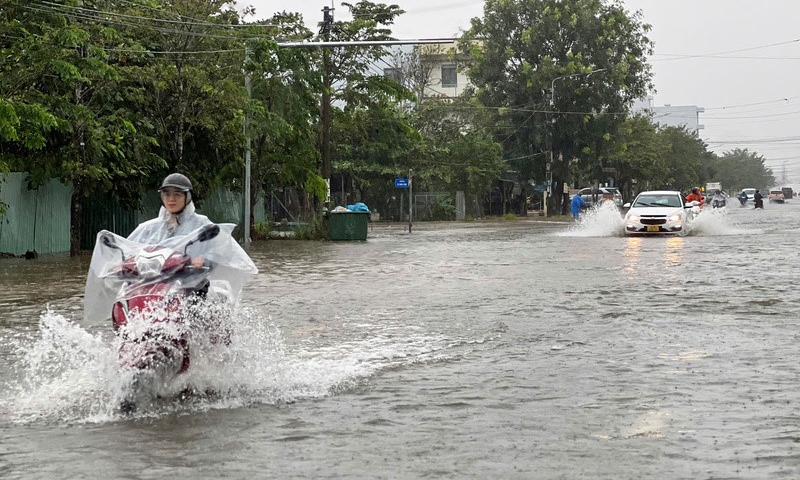 Quảng Nam: Mưa trắng trời, nhiều tuyến đường ở thành phố Tam Kỳ ngập sâu