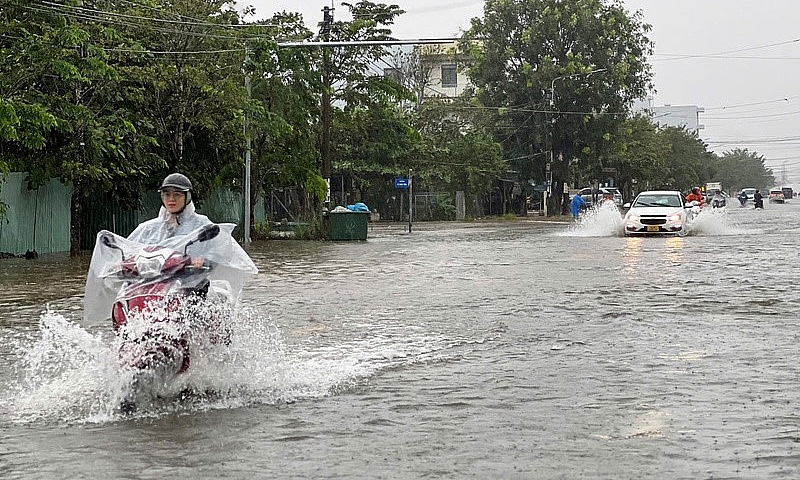 Quảng Nam: Mưa trắng trời, nhiều tuyến đường ở thành phố Tam Kỳ ngập sâu