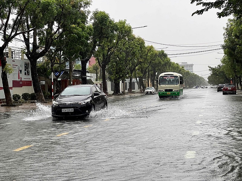 Quảng Nam: Mưa trắng trời, nhiều tuyến đường ở thành phố Tam Kỳ ngập sâu