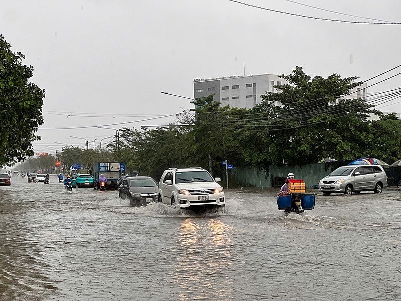 Quảng Nam: Mưa trắng trời, nhiều tuyến đường ở thành phố Tam Kỳ ngập sâu