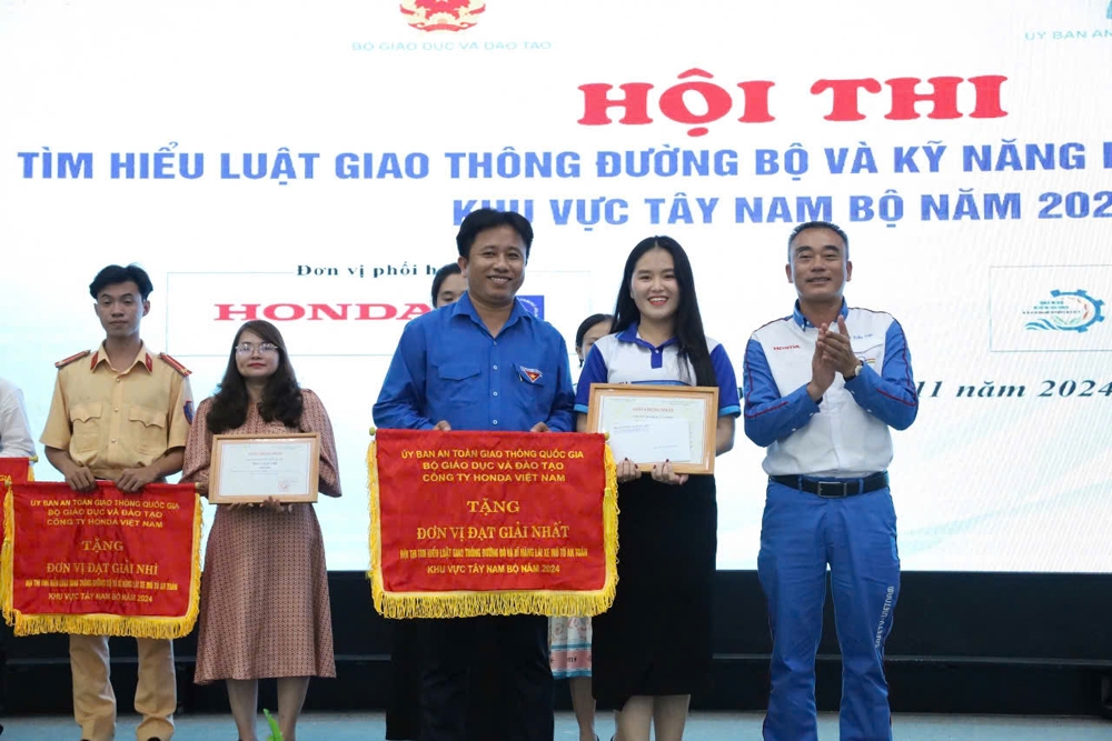 Nâng cao nhận thức Luật Giao thông đường bộ cho sinh viên khu vực Tây Nam bộ