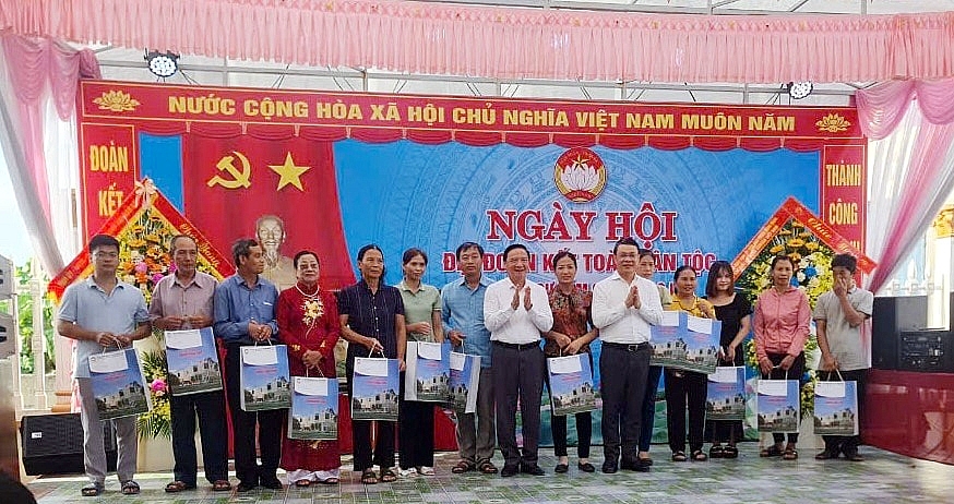 Phó Chủ tịch Quốc hội Nguyễn Khắc Định dự Ngày hội Đại đoàn kết toàn dân tộc tại Nam Định