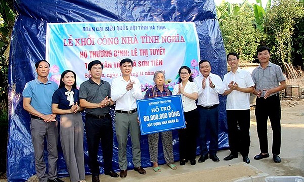 Đoàn đại biểu Quốc hội tỉnh Hà Tĩnh hỗ trợ xây dựng 71 ngôi nhà tình nghĩa với tổng số tiền gần 5,5 tỷ đồng