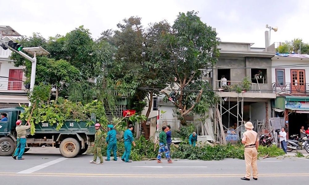 Nghi Xuân (Hà Tĩnh): Ra quân giải tỏa vi phạm hành lang an toàn giao thông