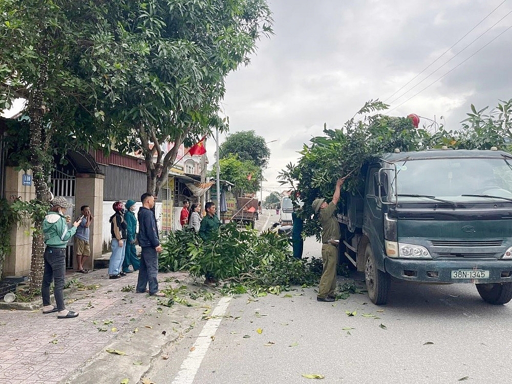 Nghi Xuân (Hà Tĩnh): Ra quân giải tỏa vi phạm hành lang an toàn giao thông