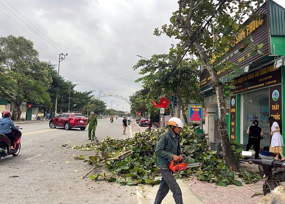 Nghi Xuân (Hà Tĩnh): Ra quân giải tỏa vi phạm hành lang an toàn giao thông