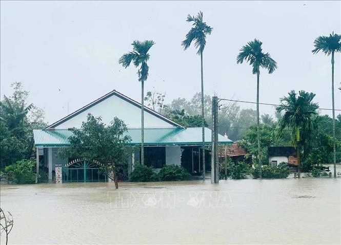 Quảng Ngãi di dời người dân trong đêm do mưa lớn, nước sông dâng cao