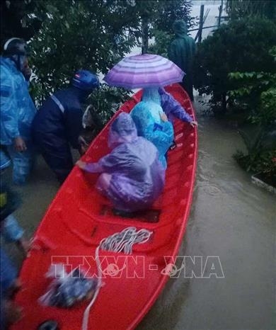 Quảng Ngãi di dời người dân trong đêm do mưa lớn, nước sông dâng cao