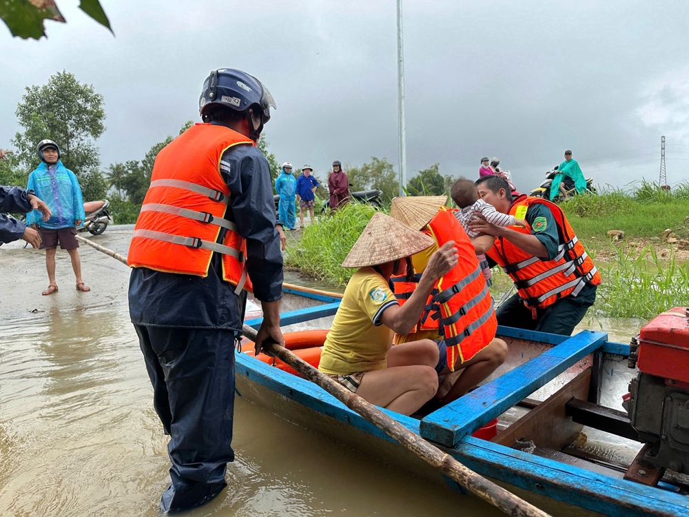 Chủ tịch UBND tỉnh Quảng Ngãi hỏa tốc chỉ đạo ứng phó, khắc phục hậu quả mưa lũ