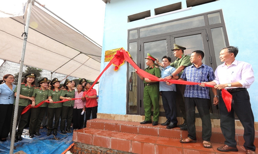 Công an tỉnh Bắc Giang nỗ lực xóa nhà tạm, nhà dột nát cho người dân