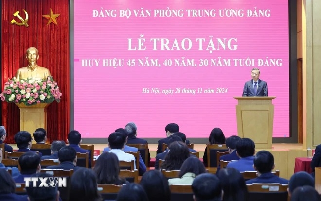 Tổng Bí thư Tô Lâm trao Huy hiệu 45 năm tuổi đảng tặng đồng chí Trần Quốc Vượng