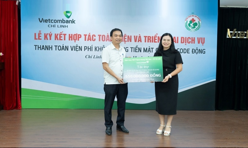 Vietcombank Chí Linh ký kết hợp tác toàn diện và triển khai dịch vụ thanh toán không dùng tiền mặt QR code động với Bệnh viện Nhi Hải Dương