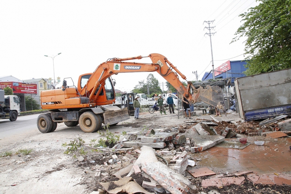 Vĩnh Phúc tăng cường giải tỏa các điểm vi phạm hành lang an toàn đường bộ