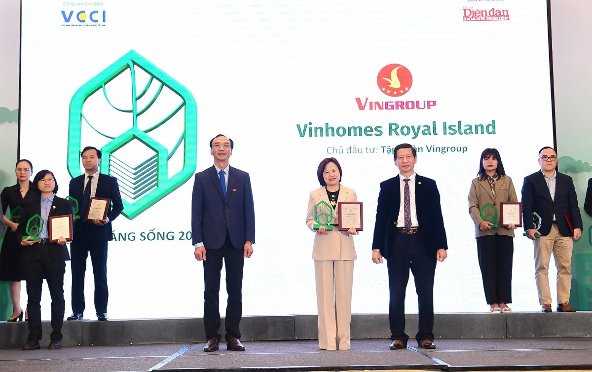 Giành cú đúp giải thưởng, Vinhomes Royal Island khẳng định vị thế trên thị trường bất động sản