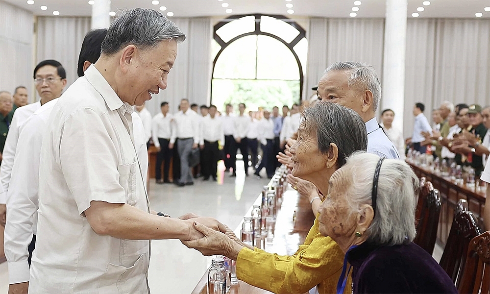 Tổng Bí thư Tô Lâm gặp mặt Mẹ Việt Nam anh hùng, gia đình chính sách ở Đồng Tháp