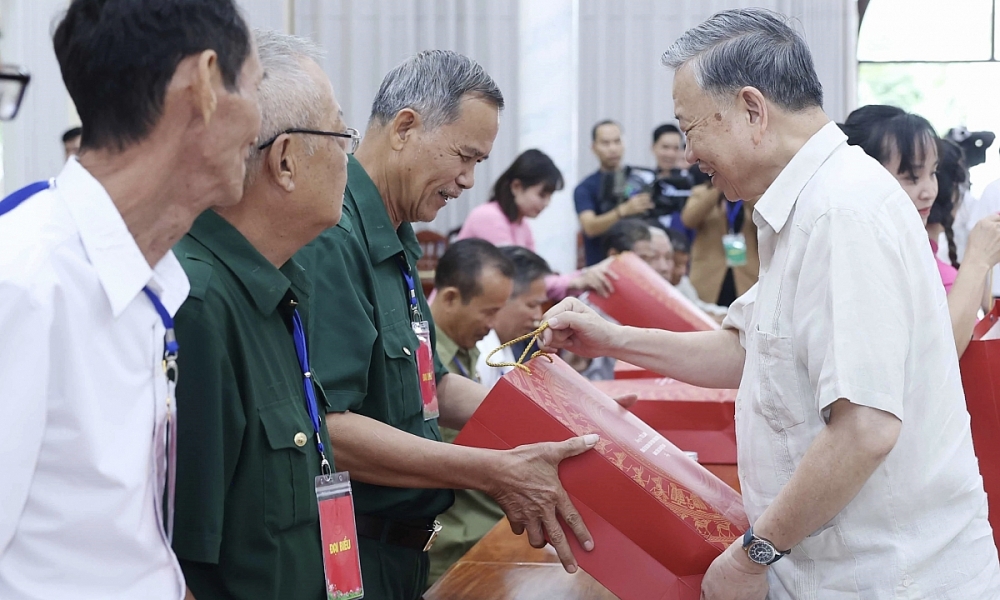 Tổng Bí thư Tô Lâm gặp mặt Mẹ Việt Nam anh hùng, gia đình chính sách ở Đồng Tháp