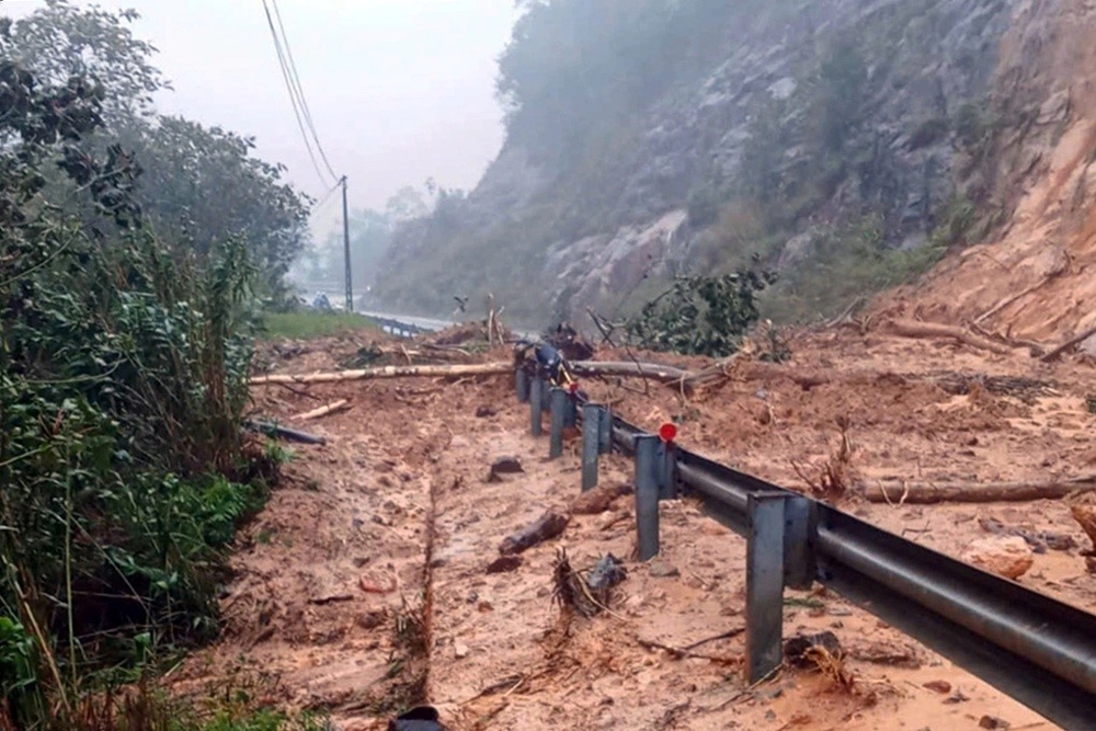 Khánh Hòa: Khoảng 50 phương tiện cùng hàng trăm người mắc kẹt tại đèo Khánh Lê