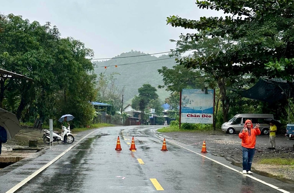 Khánh Hòa: Khoảng 50 phương tiện cùng hàng trăm người mắc kẹt tại đèo Khánh Lê