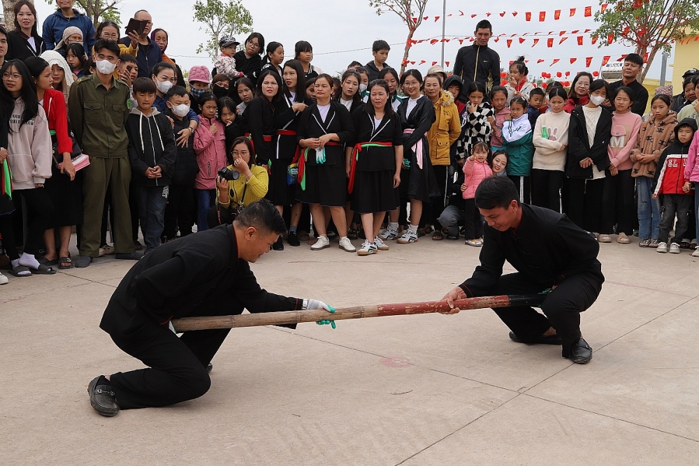 Du Xuân khám phá kho tàng văn hóa người Sán Dìu trên đảo Cái Bầu