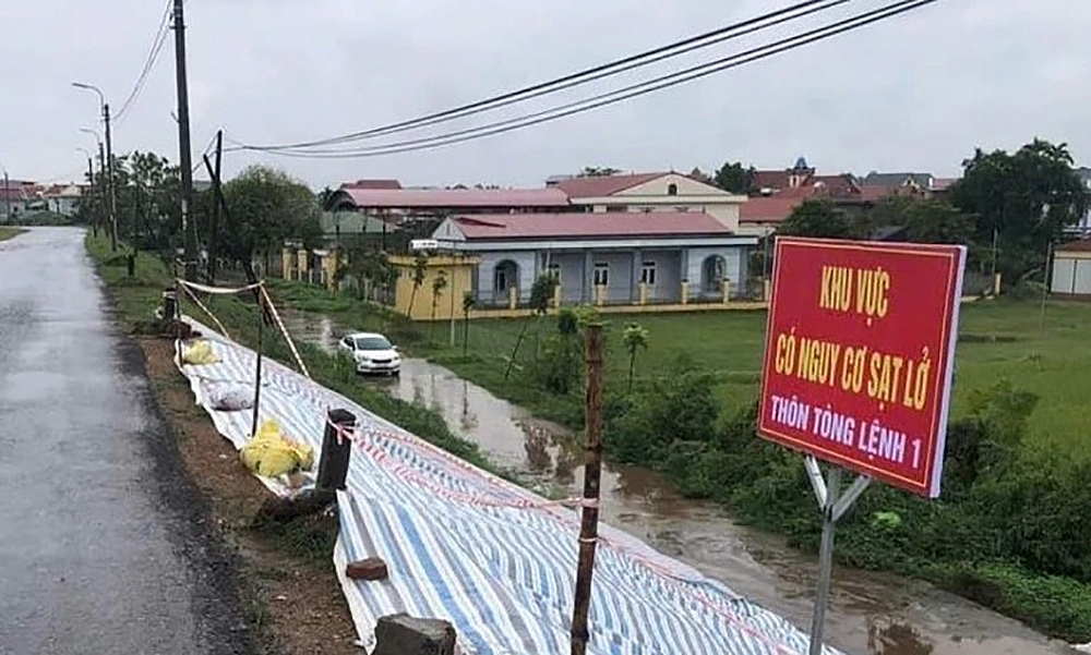 Hà Nội: Công bố tình huống khẩn cấp sạt lở mái đê hữu Đà, hữu Hồng trên địa bàn huyện Ba Vì