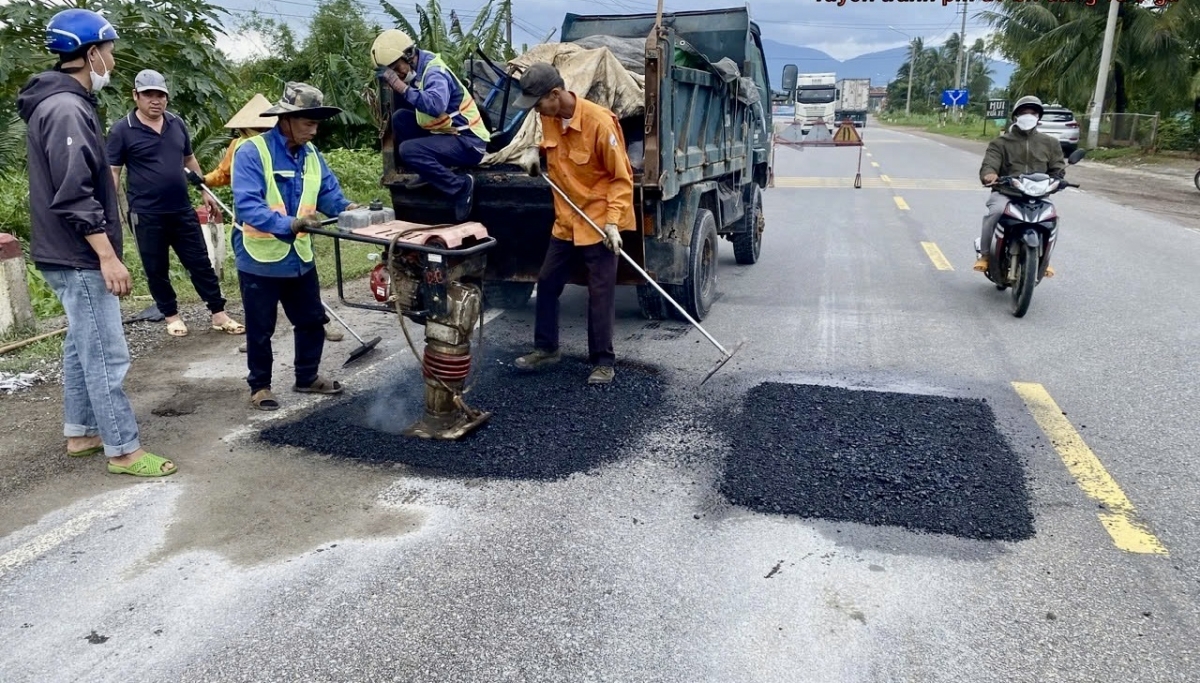 Bình Định: Khẩn trương khắc phục hư hỏng mặt đường trên các tuyến quốc lộ