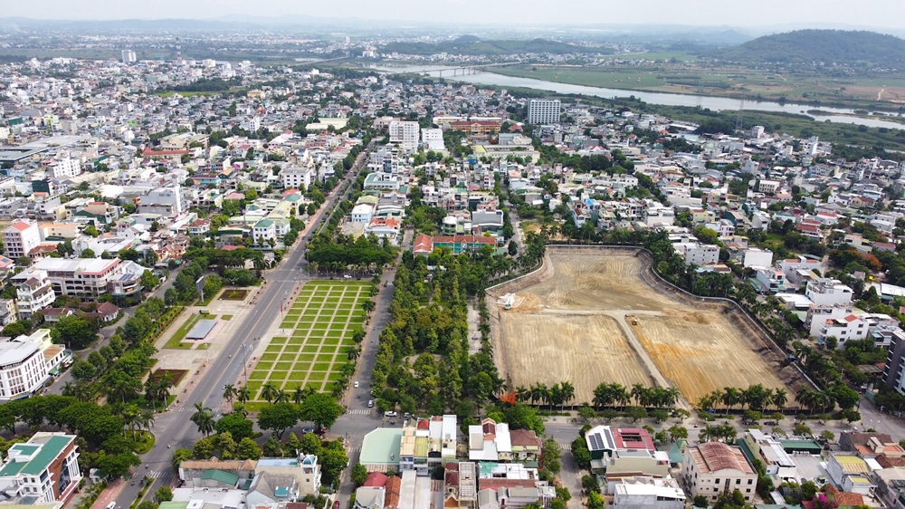 Thành phố Quảng Ngãi: Đường và Quảng trường Phạm Văn Đồng được nâng cấp, chỉnh trang như thế nào?