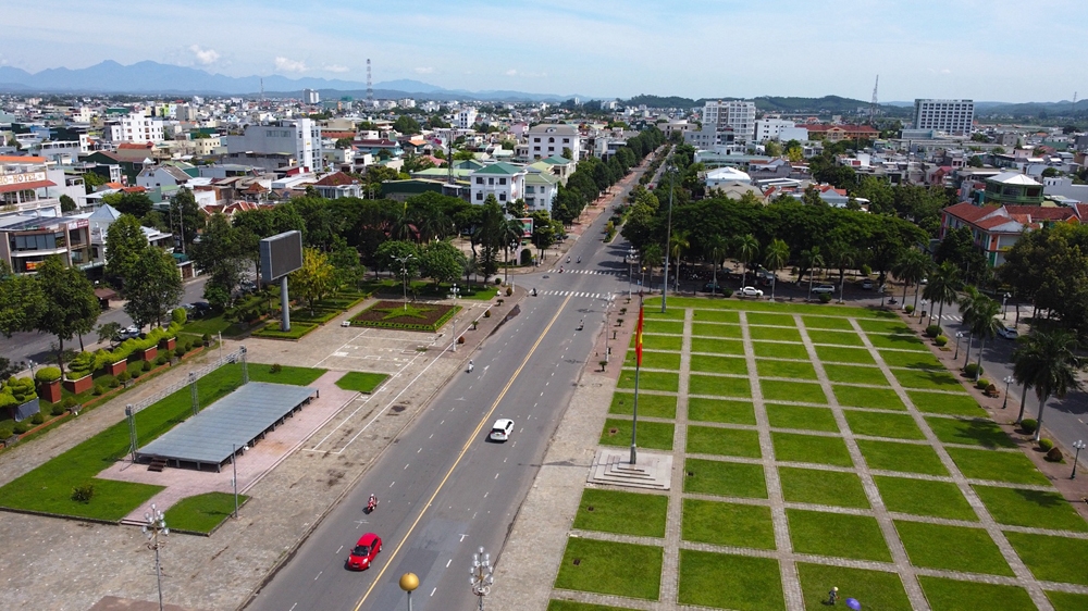 Thành phố Quảng Ngãi: Đường và Quảng trường Phạm Văn Đồng được nâng cấp, chỉnh trang như thế nào?