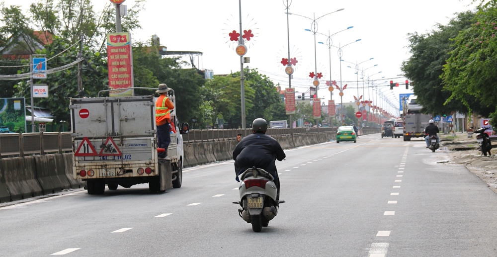 Lắc đầu với cách vá ổ gà trên Quốc lộ 1