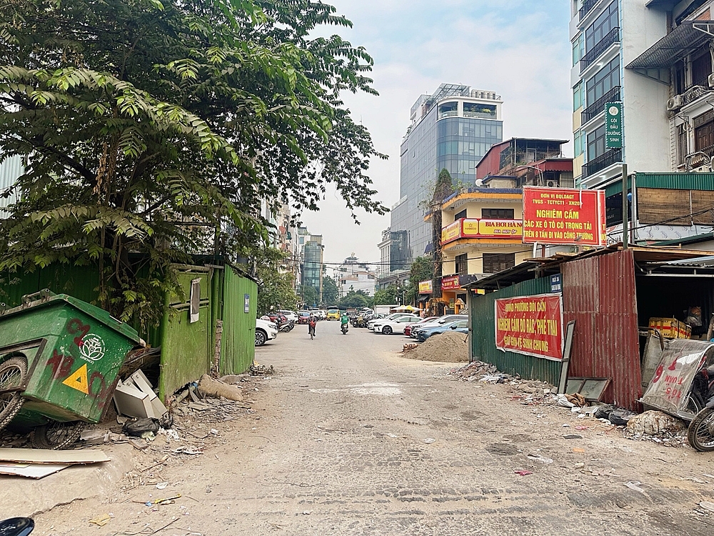 Hà Nội: Bãi vật liệu xây dựng và rác thải gây ô nhiễm, ảnh hưởng nghiêm trọng đến khu dân cư