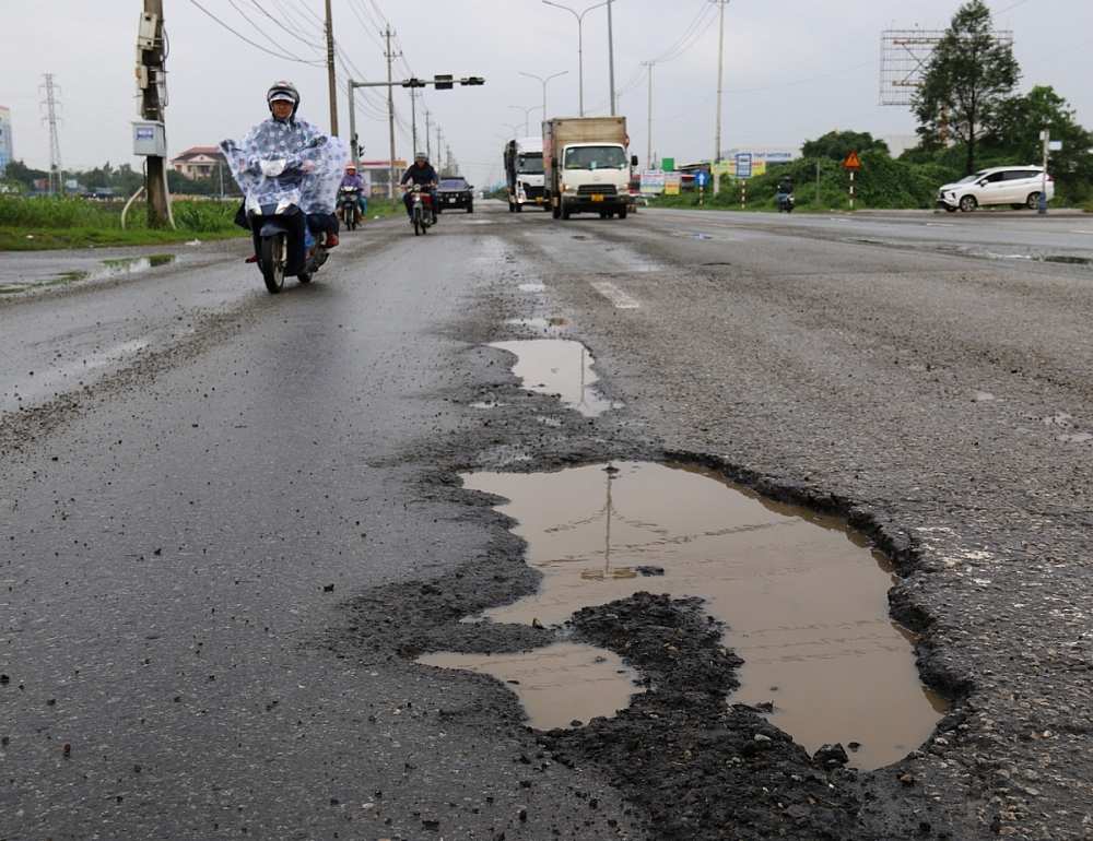 Ổ gà trên Quốc lộ 1 “hồi sinh” sau 1 ngày dặm vá