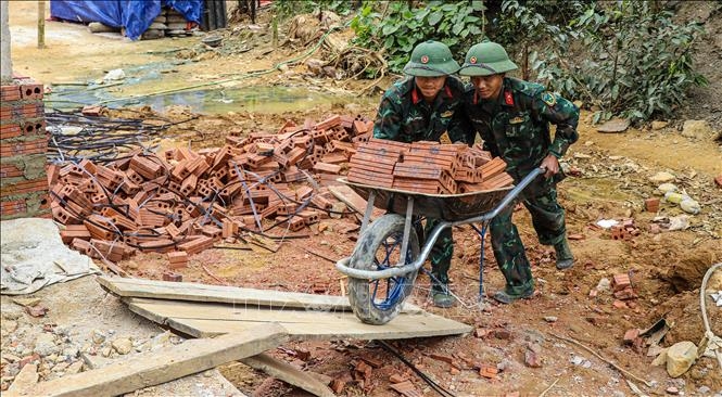 Những ngôi nhà ấm tình quân dân nơi vùng lũ Mường Pồn