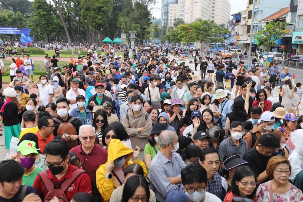 Thành phố Hồ Chí Minh: Đông nghịt người trải nghiệm Metro số 1 Bến Thành - Suối Tiên