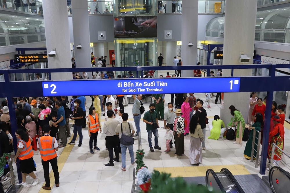 Thành phố Hồ Chí Minh: Đông nghịt người trải nghiệm Metro số 1 Bến Thành - Suối Tiên