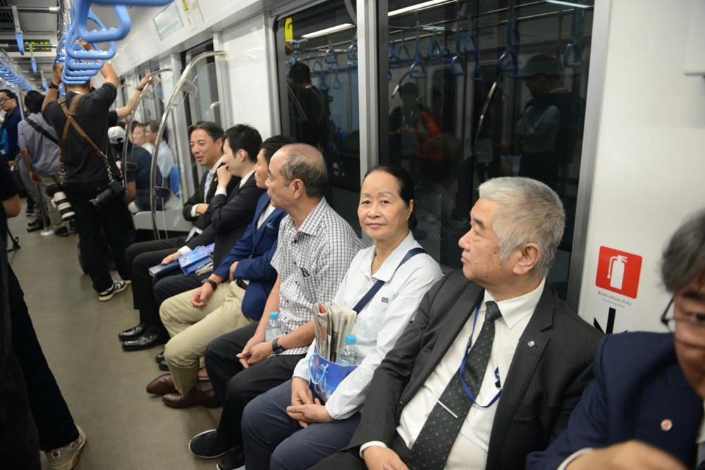 Thành phố Hồ Chí Minh: Đông nghịt người trải nghiệm Metro số 1 Bến Thành - Suối Tiên