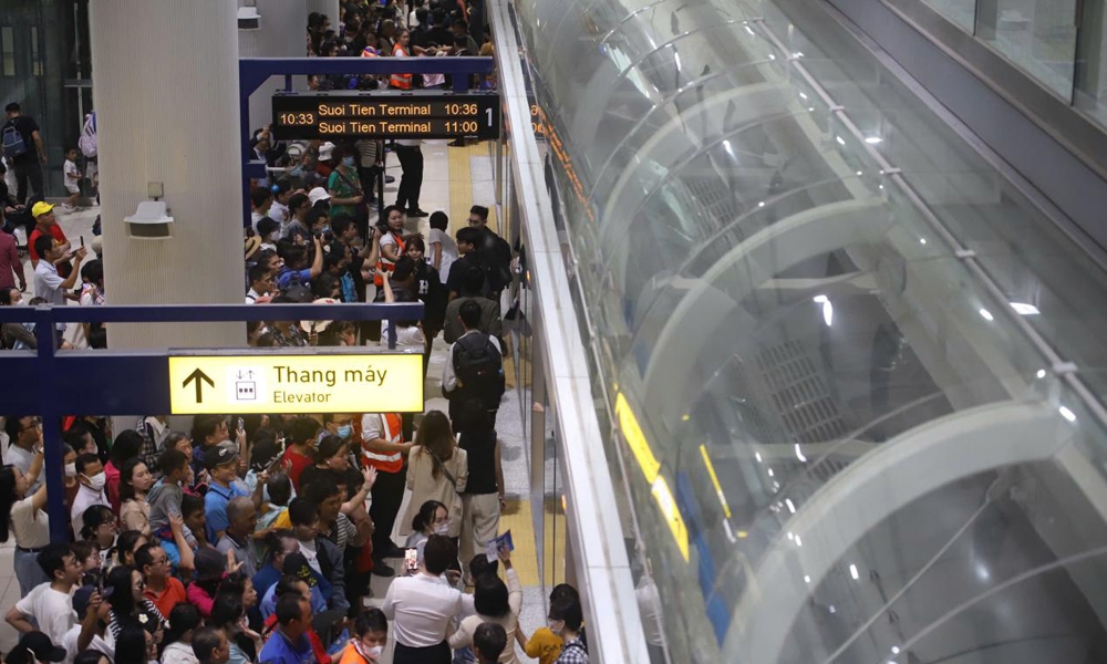 Thành phố Hồ Chí Minh: Metro số 1 đón 150.000 khách trong ngày vận hành đầu tiên