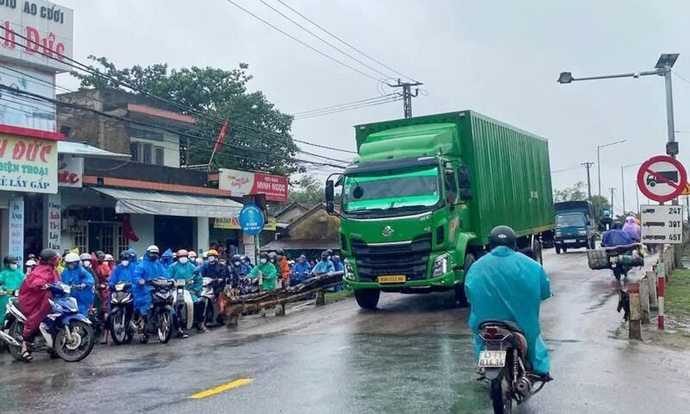 Lo ngại mất an toàn giao thông, Quảng Nam cấm xe sơ mi rơ moóc, xe kéo rơ moóc qua cầu Phong Thử