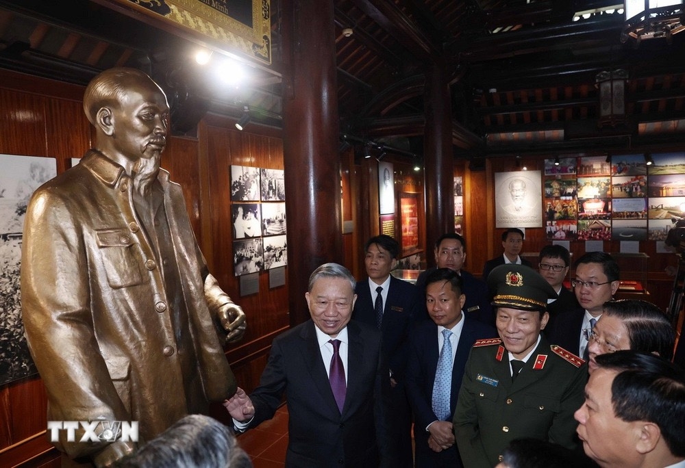 Tổng Bí thư Tô Lâm dâng hương tưởng niệm Chủ tịch Hồ Chí Minh tại Nghệ An ​