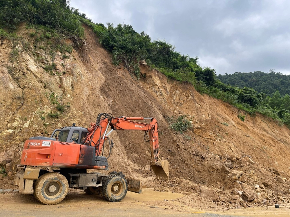 Bình Định: Hơn 1.000m3 đất đá sạt lở dưới chân đèo An Khê