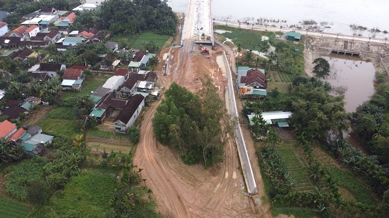 Quảng Ngãi: Cưỡng chế thửa đất cản trở tiến độ cầu Trà Khúc 3