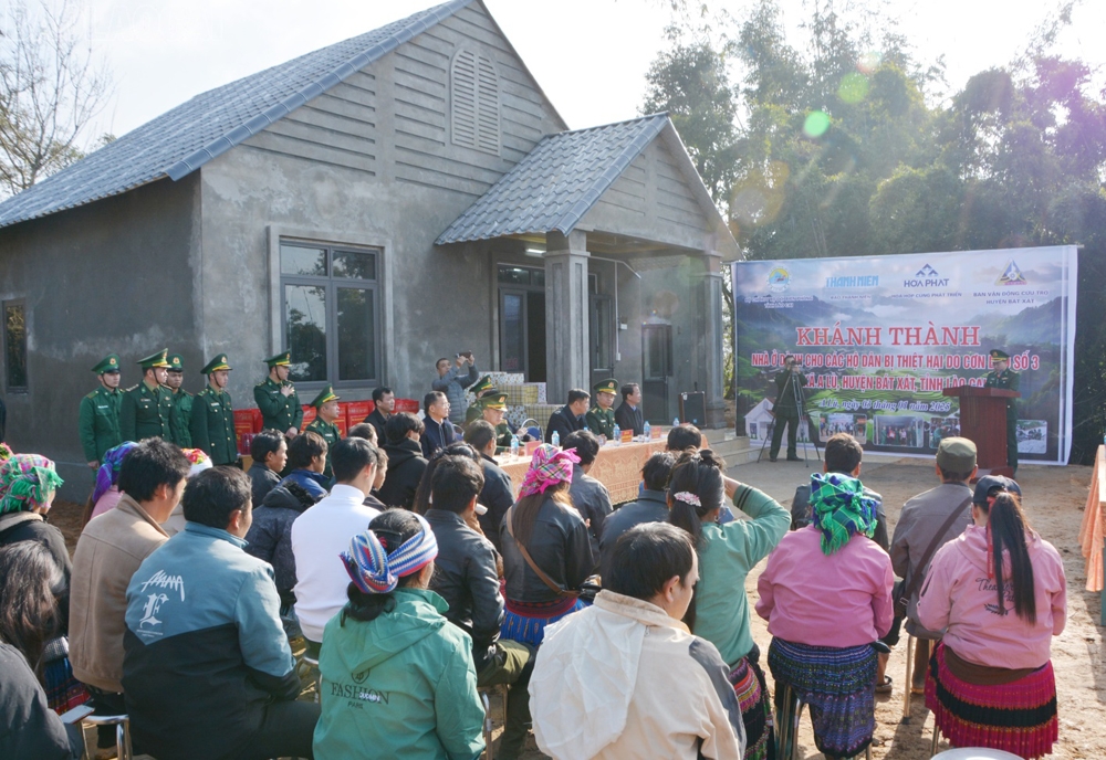 Bàn giao căn nhà đầu tiên cho người dân xã A Lù do Hòa Phát tài trợ