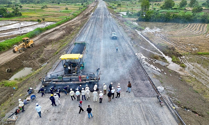 Cận cảnh thảm mẻ bê tông nhựa đầu tiên trên cao tốc Chí Thạnh – Vân Phong