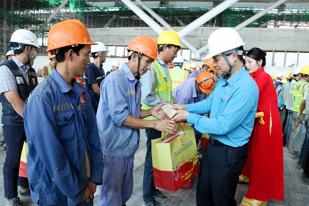 Thứ trưởng Nguyễn Việt Hùng thăm và chúc Tết người lao động tại công trường nhà ga T3