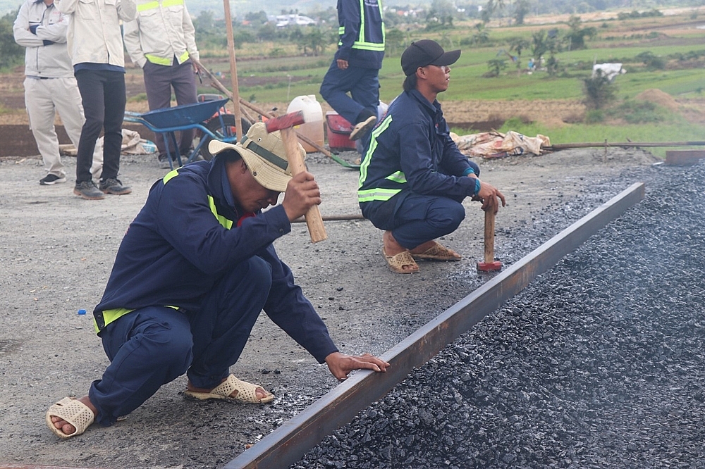 Cận cảnh thảm mẻ bê tông nhựa đầu tiên trên cao tốc Chí Thạnh – Vân Phong