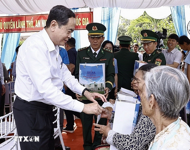 Chủ tịch Quốc hội: Tỉnh Trà Vinh quan tâm, chăm lo gia đình chính sách, hộ nghèo