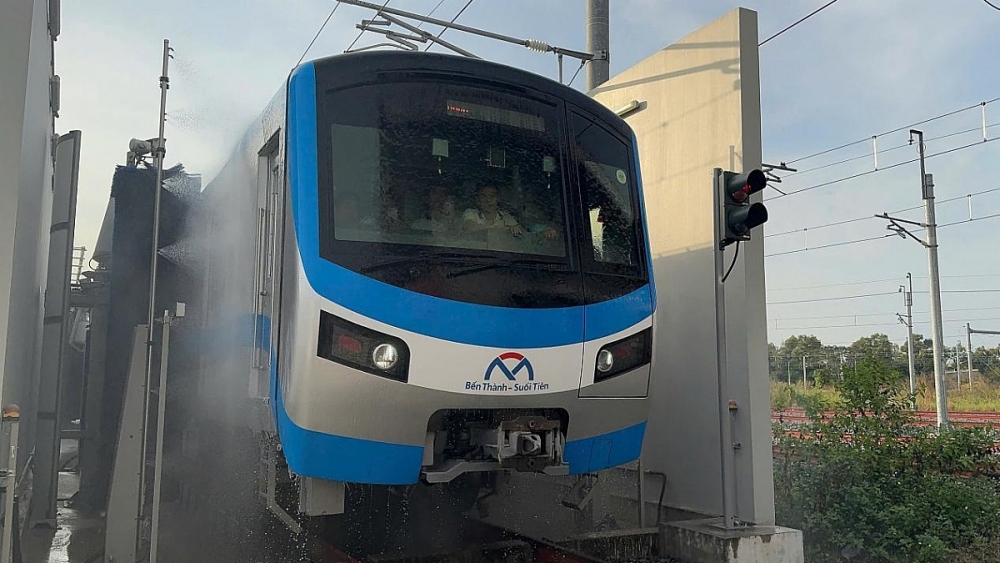 Thành phố Hồ Chí Minh: Tàu metro số 1 được rửa tự động, chỉ 15 phút mỗi đoàn