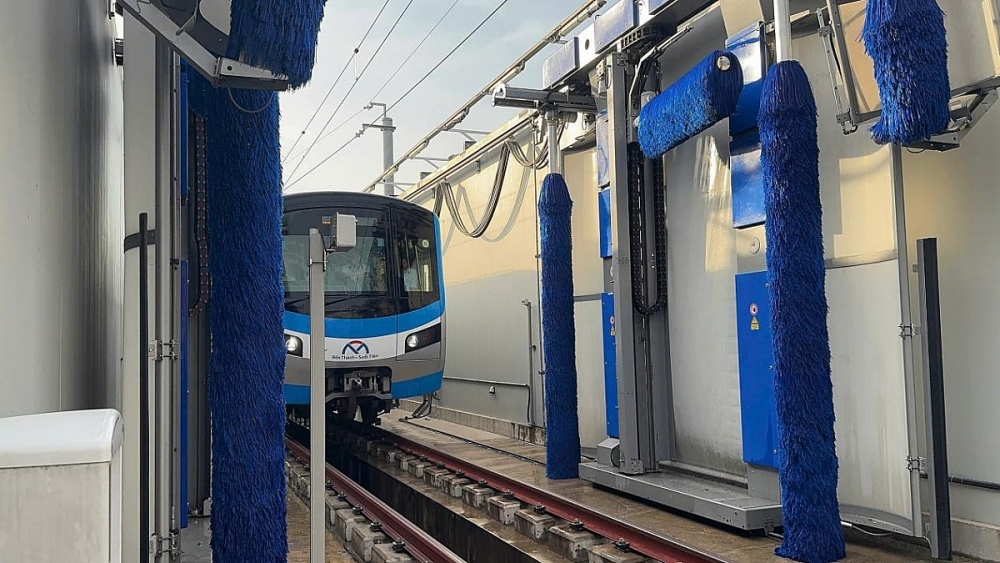 Thành phố Hồ Chí Minh: Tàu metro số 1 được rửa tự động, chỉ 15 phút mỗi đoàn